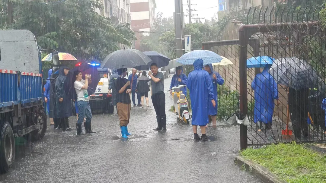 中保恒杰:退役军人志愿服务队筑起防汛“红色堤坝”